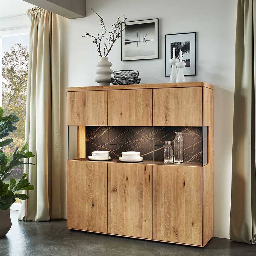 Highboard WM 2520 Hier werden Sie zu den Highboards der Serie WM 2520 weitergeleitet:  Kachel zeigt Highboards mit Vitrinenfach und Stein-Akzent als Rückwand oder als Stauraumelement mit Holztüren, wählen Sie Ihr eigenes Modell.