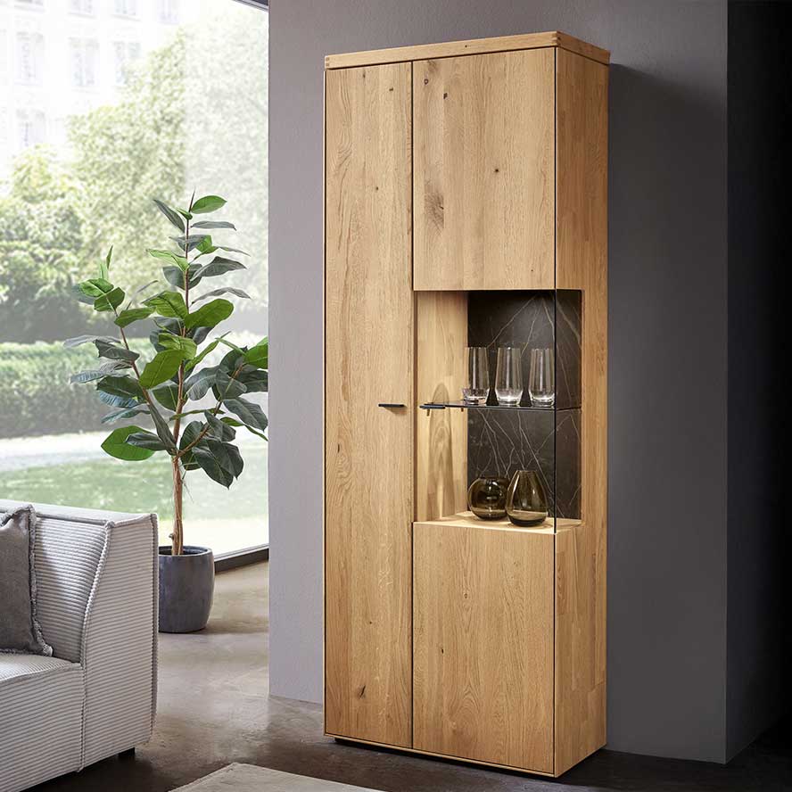 WM 2520 Zeilenschrank als Vitrine 6743 WM 2520 Zeilenschrank als Vitrine 6743 in Wildeiche mit optionaler Keramik Rückwand im Vitrinenfach.