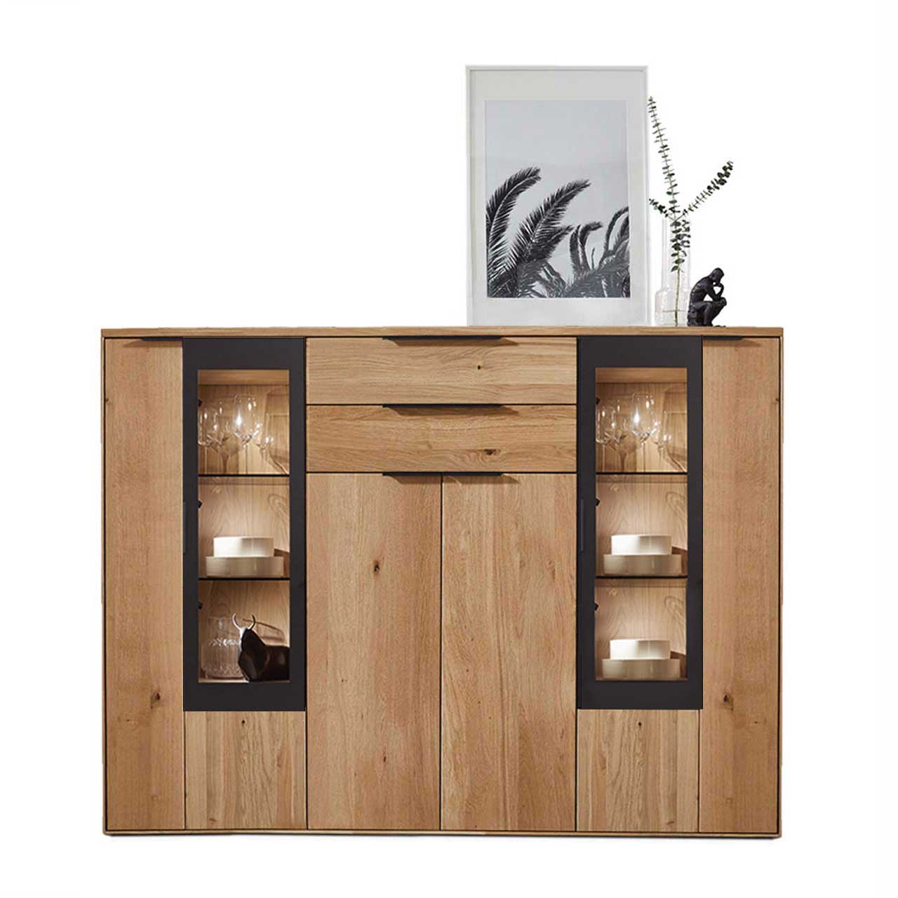WM-1910-4740 Modernes Highboard aus Wildeiche mit rechts und links Vitrinenfächern abgesetzt it carbonfarbigen Metallrahmen.