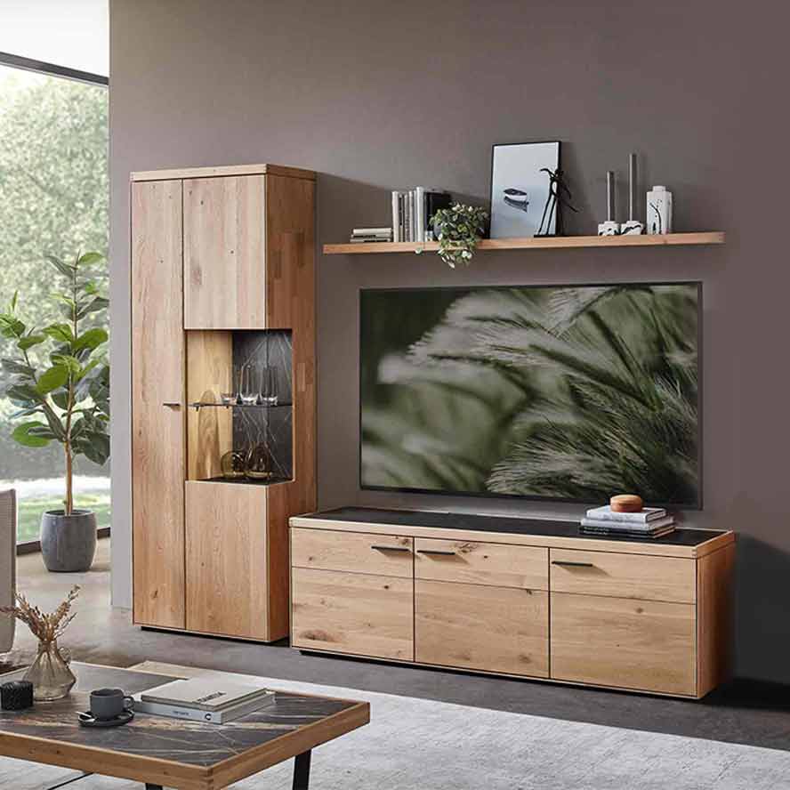 WM2520 Wohnwand Type 0015 WM2520 Wohnwand Type 0015 bestehend aus einer Vitrine mit einer Holztür und rechts eine breiteren Vitrinentür, rechts davon steht das Lowboard es besitzt drei Türen
