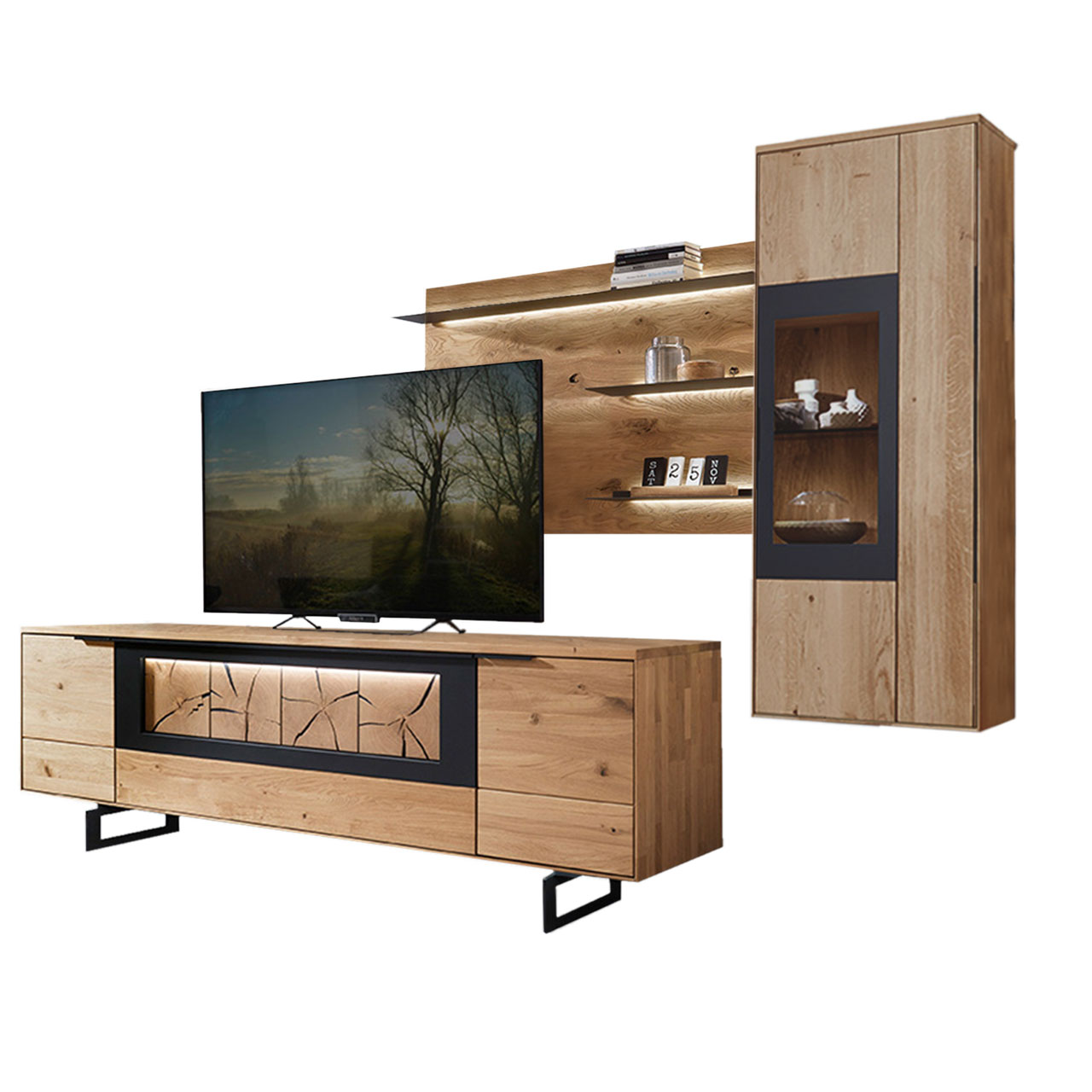WM 1910 Wohnzimmer Type 0006F Wohnzimmer Type 0006F bestehend aus einer Hängevitrine in Wildeiche abgesetzt mit einem carbonfarbigen Metallrahmen, kombiniert mit einem angesetzten Wandpaneel, kombiniert mit einem Lowboard in Wildeiche und Hirnholz Akzent mit Kufen.