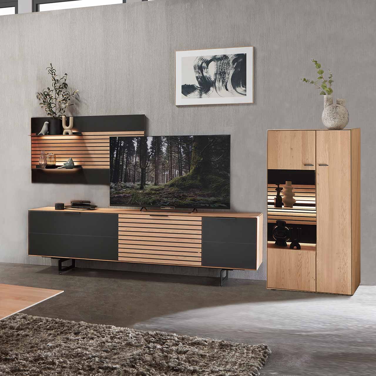 WM2320-Wohnwand-0002-Wildeiche-Abbildung WM 2320 - Wohnwand 0002 in  Wildeiche Korpus mit Lamellen und schwarzer Mattglas Akzent-Front. Bestehend aus eine Lowboard, einem Highboard und ein Wandpaneel mit zwei Ablagen.