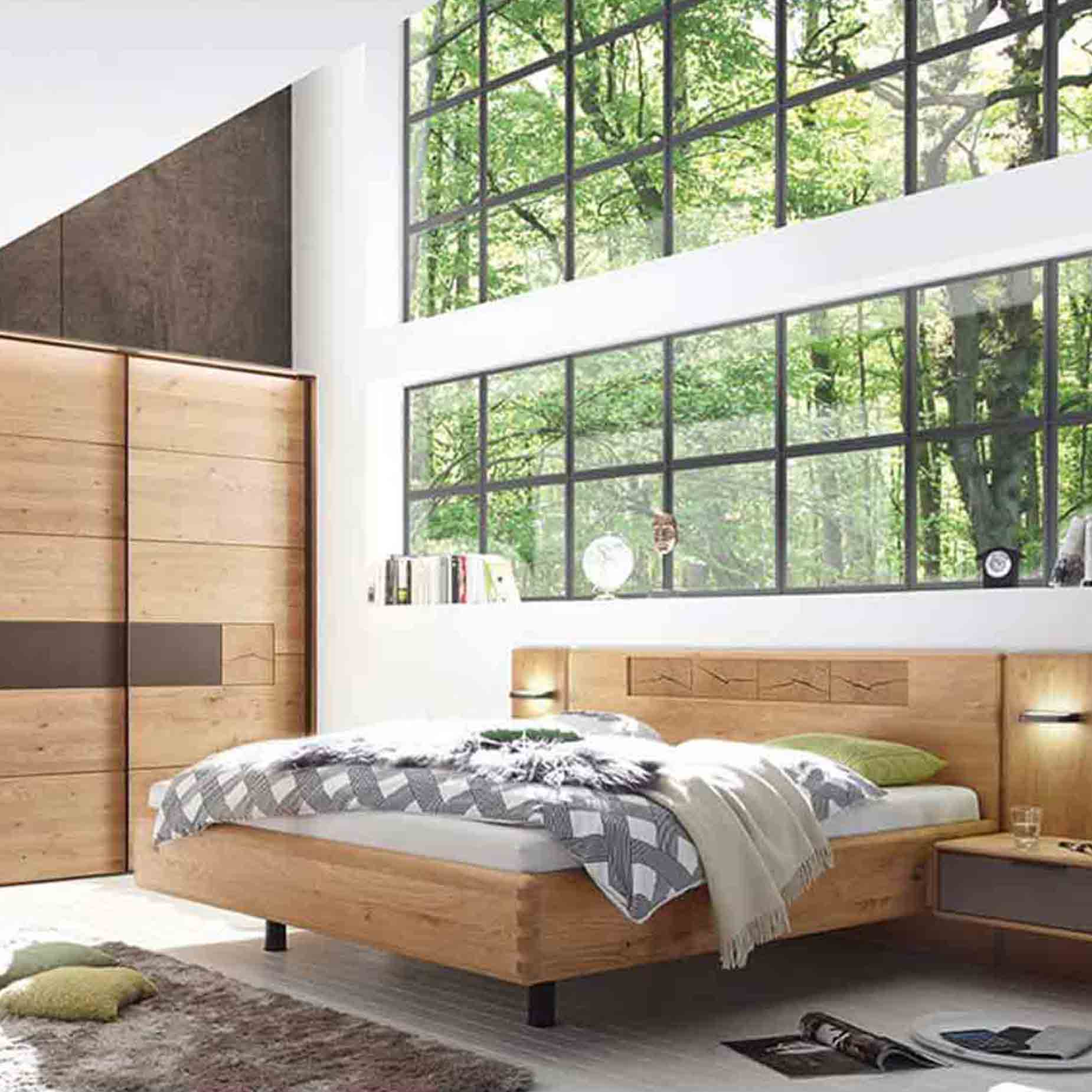 Wildeiche Schlafzimmer, Doppelbett, zwei Konsolen und Paneelaufsatz, Kombiniert mit einem Schiebetürenschrank mit Mattglas Banderole und Hirnholz Akzenten.