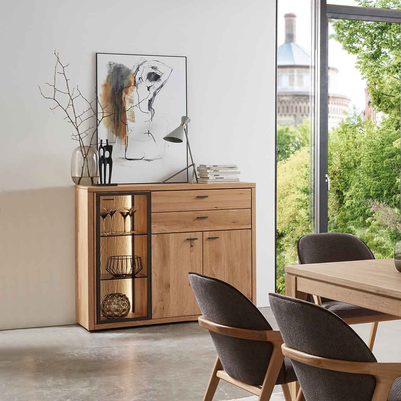 WM 2250 - Highboard 3253  WM 2250 - Highboard 3253 mit Vitrinenfach und zwei Schubkästen und zwei Holztüren.