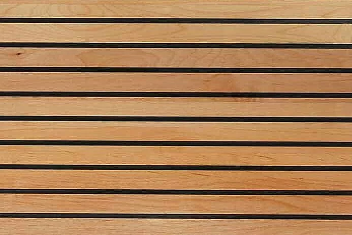 Erle Lamellen horizontal Akzent-Kachel in Lamelle Erle, feiner Oberfläche in warmem rötlichen Naturton, Holzlamellen auf dunklen Tägerplatte, horizontal verlaufend.