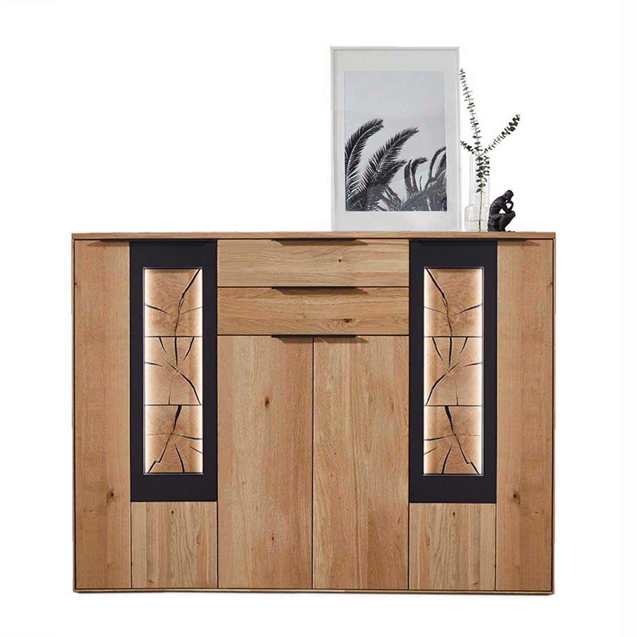 WM-1910-4750 Modernes Highboard aus Wildeiche mit rechts und links abgesetzten Akzent mit carbonfarbigen Metallrahmen und Hirnholz.
